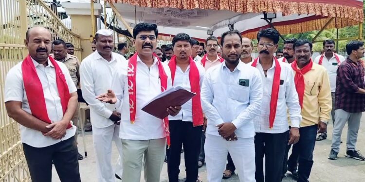 माढ्यातून शेकापची बंडखोरी ; अनिकेत देशमुख यांची माघार, एडवोकेट सचिन देशमुख यांनी भरला अर्ज