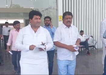 सोलापुरात राष्ट्रवादीच्या प्रमोद गायकवाड यांचा अर्ज मागे ; राम सातपुते यांच्यावर जोरदार टीका