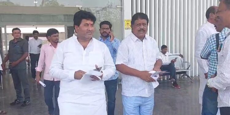 सोलापुरात राष्ट्रवादीच्या प्रमोद गायकवाड यांचा अर्ज मागे ; राम सातपुते यांच्यावर जोरदार टीका