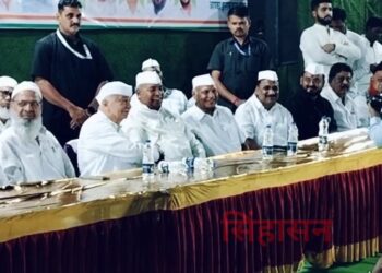 शौकत पठाणनीं घातल्या नेत्यांना टोप्या ; सुशीलकुमारांसह मास्तरांना झाल्या गुदगुल्या