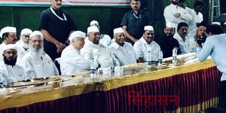 शौकत पठाणनीं घातल्या नेत्यांना टोप्या ; सुशीलकुमारांसह मास्तरांना झाल्या गुदगुल्या