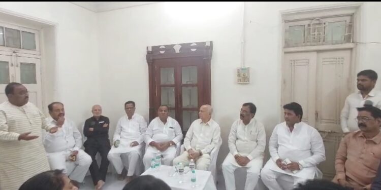 सोलापुरात महाविकास आघाडीची वज्रमूठ ; माजी मंत्री सिद्धाराम म्हेत्रेंच्या वाढदिनी जुळला योग ; साहेबांना विश्वास चमत्कार घडेल