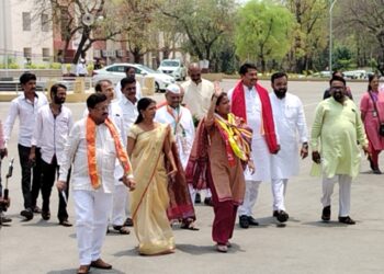 आमदार प्रणिती शिंदे यांचा शक्तिप्रदर्शनाने उमेदवारी अर्ज दाखल ; नाना पटोले सह हे नेते सोबत