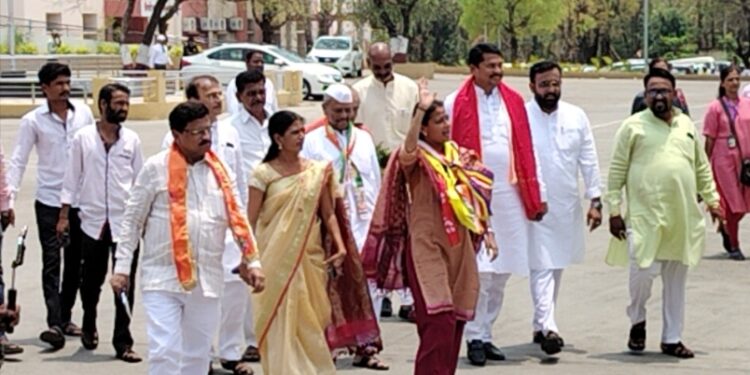 आमदार प्रणिती शिंदे यांचा शक्तिप्रदर्शनाने उमेदवारी अर्ज दाखल ; नाना पटोले सह हे नेते सोबत