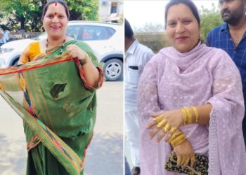 फाटक्या साडीत उमेदवारी अर्ज भरायला आलेल्या श्रीदेवी फुलारे सोने घालून फॉर्म काढायला ; या नेत्यांनी केली मध्यस्थी