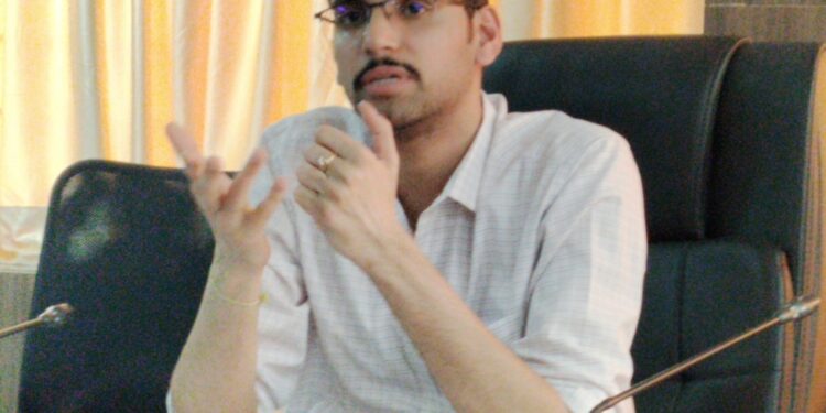 त्या उमेदवारावर आम्ही FIR दाखल करणार ; जिल्हाधिकारी कुमार आशीर्वाद यांची माहिती ; काय आहे कारण