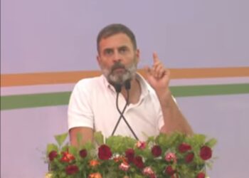 सोलापुरात राहुल गांधी वेगात ! देशाचे संविधान बदलणे कुणाच्या बापालाही जमणार नाही ; शेतकऱ्यांची कर्ज माफ, महिलांच्या खात्यावर खटाखट महिन्याला पैसे मिळणार