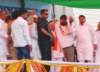 सोलापुरात वंचितचे राहुल गायकवाडचा राहुल गांधींच्या स्टेजवर काँग्रेस प्रवेश