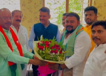 महेश कोठे यांना आठ दिवसात दुसरा राजकीय धक्का ; सोबत फिरणारा हा युवा नेता गेला भाजपात