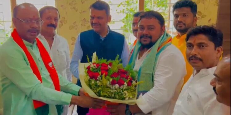 महेश कोठे यांना आठ दिवसात दुसरा राजकीय धक्का ; सोबत फिरणारा हा युवा नेता गेला भाजपात