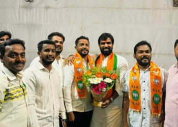 आमदार प्रणिती शिंदे यांनी दमदाटी केलेल्या काँग्रेस कार्यकर्त्यांचा भाजपमध्ये प्रवेश