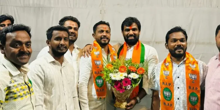 आमदार प्रणिती शिंदे यांनी दमदाटी केलेल्या काँग्रेस कार्यकर्त्यांचा भाजपमध्ये प्रवेश