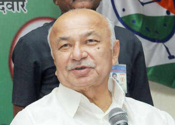 सुशीलकुमार शिंदे रात्री निवासस्थानी ;  हा नेता करणार आज काँग्रेस पक्षात प्रवेश