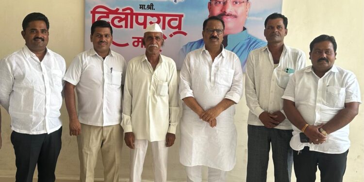 आमदार सुभाष देशमुख गटाला धक्का ; सरपंच व उपसरपंच दिलीप मानेंच्या नेतृत्वात काँग्रेस पक्षात