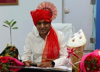 डेप्युटी सीईओ प्रसाद मिरकले यांचा झेडपी कर्मचाऱ्यांच्यानी केला वाढदिनी सत्कार