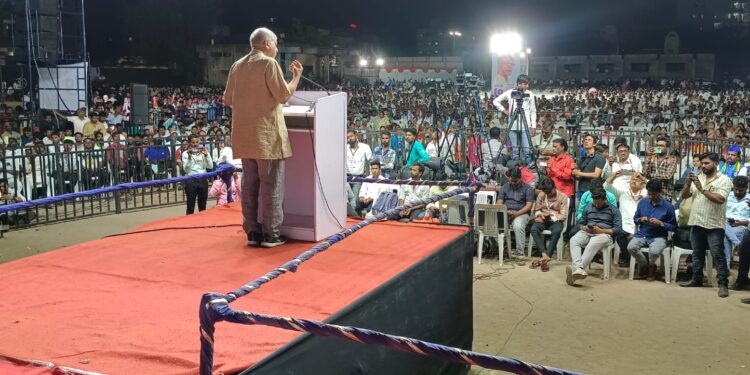 दुपारी 3 ची सभा रात्री 7.30 वाजता सुरू ; तरी लोकांचा प्रकाश आंबेडकरांच्या सभेला उत्स्फूर्त प्रतिसाद ; अतिश बनसोडे यांना मतदान करण्याचे आवाहन