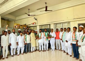 माळकवठे इथले ग्रामपंचायत सदस्य कुतूब शेख हे कार्यकर्त्यासह काँग्रेसमध्ये दाखल