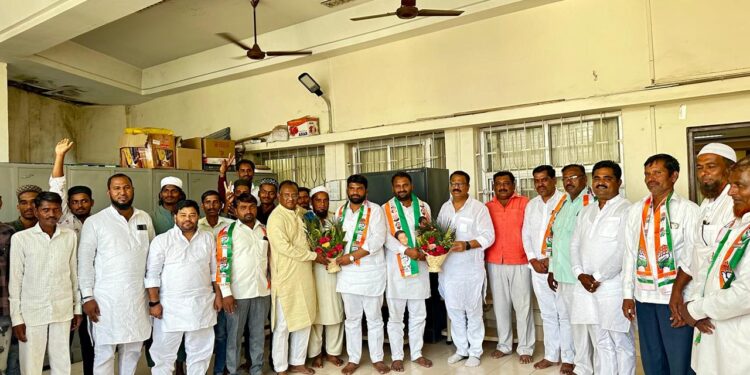 माळकवठे इथले ग्रामपंचायत सदस्य कुतूब शेख हे कार्यकर्त्यासह काँग्रेसमध्ये दाखल