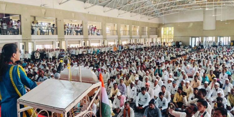 धर्मराज काडादी संघर्ष योद्धा ; लोकसभेत पहिला प्रश्न शेतकऱ्यांचा मांडेन ; प्रणिती शिंदेंचा शब्द ; ‘सिध्देश्वर’च्या दहा हजार सभासदांचा पाठिंबा