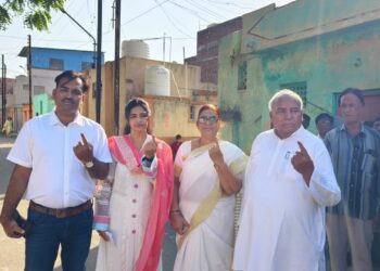 आडम मास्तर यांनी बजावला कुटुंबासह मतदानाचा हक्क ; मोदींवरचा विश्वास उडाला ते सत्तेतून हद्दपार होणार