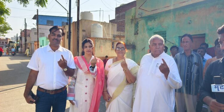 आडम मास्तर यांनी बजावला कुटुंबासह मतदानाचा हक्क ; मोदींवरचा विश्वास उडाला ते सत्तेतून हद्दपार होणार