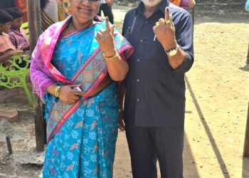 रिपाइं प्रदेशाध्यक्ष राजा सरवदे यांनी सपत्नीक बजावला मतदानाचा हक्क