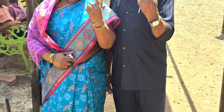 रिपाइं प्रदेशाध्यक्ष राजा सरवदे यांनी सपत्नीक बजावला मतदानाचा हक्क