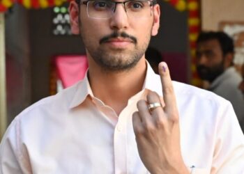 जिल्हाधिकारी कुमार आशीर्वाद यांनी दुपारी केले मतदान ; रांगेत थांबलेल्या जिल्हाधिकाऱ्यांना नागरिकांनी दिला हा सन्मान