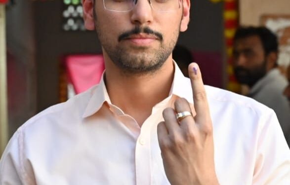 जिल्हाधिकारी कुमार आशीर्वाद यांनी दुपारी केले मतदान ; रांगेत थांबलेल्या जिल्हाधिकाऱ्यांना नागरिकांनी दिला हा सन्मान