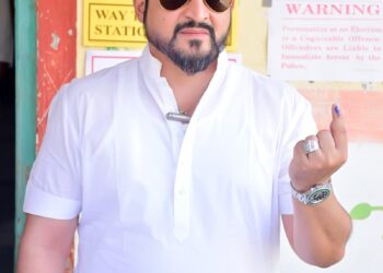 AIMIM शहर व जिल्हाध्यक्ष फारूक शाब्दी यांचे परिवारासह मतदान