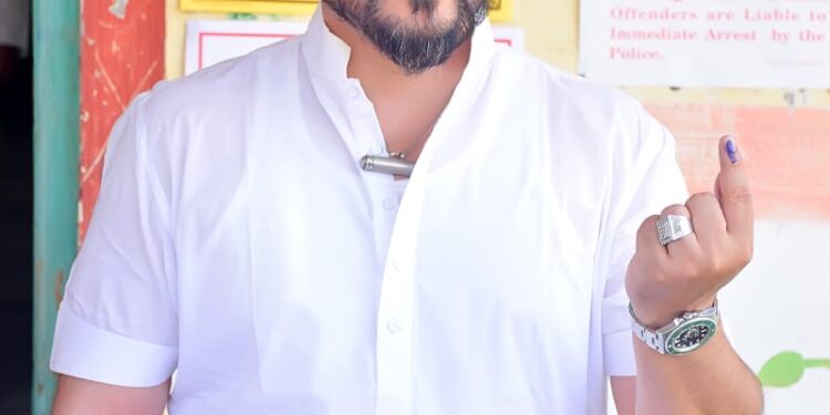 AIMIM शहर व जिल्हाध्यक्ष फारूक शाब्दी यांचे परिवारासह मतदान