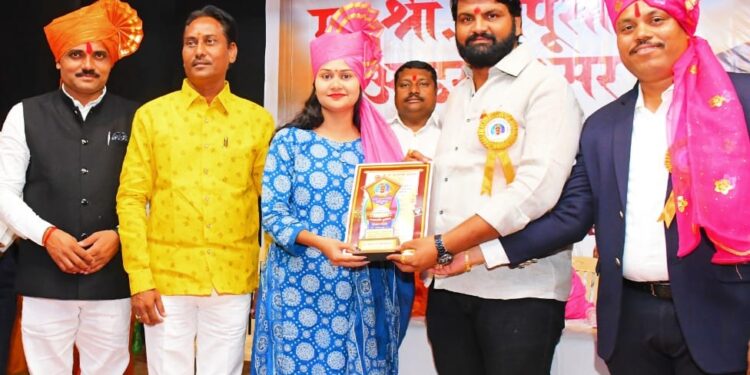 किरण माशाळकर यांना राज्यस्तरीय युवती आयकॉन पुरस्कार प्रदान