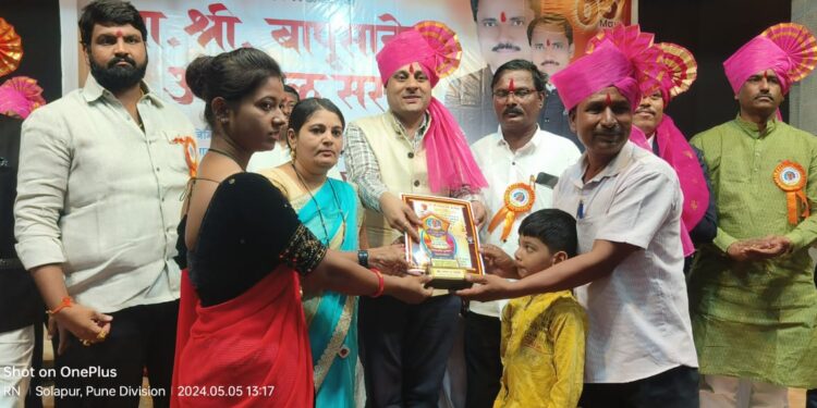 श्री भैरवनाथ सामाजिक संस्थेला आदर्श संस्था पुरस्कार प्रदान