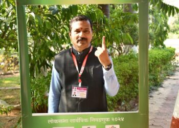 संभाजीनगरचे जिल्हाधिकारी दिलीप स्वामी यांनी बजावला मतदानाचा हक्क