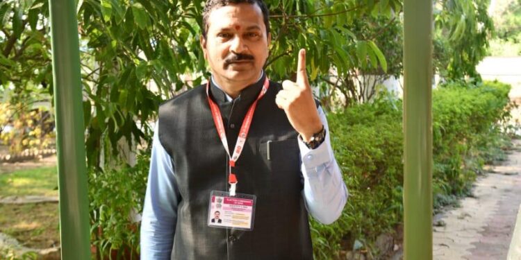 संभाजीनगरचे जिल्हाधिकारी दिलीप स्वामी यांनी बजावला मतदानाचा हक्क