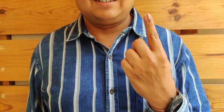 झेडपी अतिरिक्त सीईओ संदीप कोहिनकर यांनी पुण्यात बजावला मतदानाचा हक्क