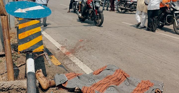 सोलापुरात देगाव जवळ दुचाकीचा भीषण अपघात ; एक जण जागीच ठार तर दुसरा अतिगंभीर