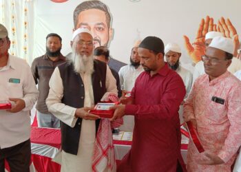 सोलापुरात एमआयएमतर्फे हजला जाणाऱ्या भाविकांची अशी ही सेवा ; आरोग्याची घेतली काळजी