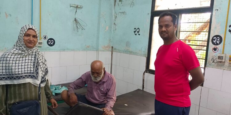 …अखेर पठाण बाबांना त्यांची मुलगी भेटली ! ४ दिवस घराबाहेर, भान हरपलेल्या ८० वर्षीय ज्येष्ठाची ओळख व्हायरल व्हिडीओने पटली