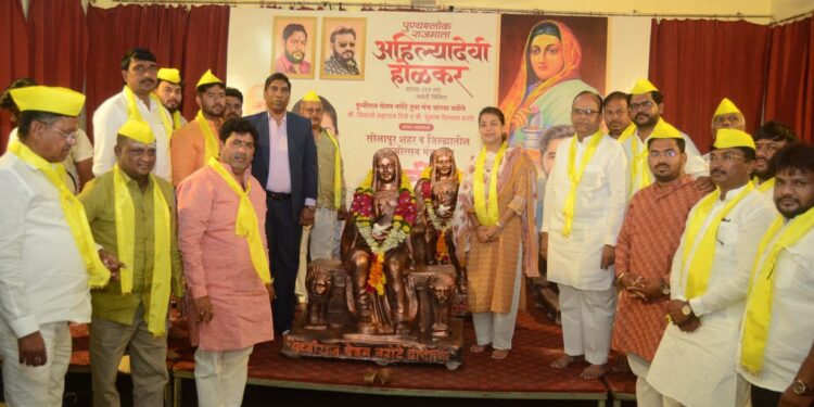 पुण्यश्लोक राजमाता अहिल्यादेवी होळकर यांच्या जयंती निमित्त पृथ्वीराज नरोटे युवा मंचचे २५ मूर्तीचे वाटप