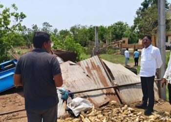 महादेव कोगनुरे पोहचले शेतकर्यांच्या बांधावर ; नुकसान ग्रस्त शेतकऱ्यांना दिला धीर