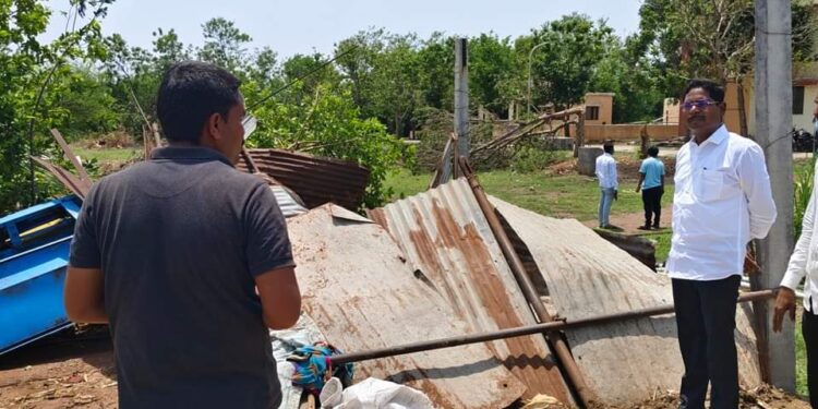 महादेव कोगनुरे पोहचले शेतकर्यांच्या बांधावर ; नुकसान ग्रस्त शेतकऱ्यांना दिला धीर