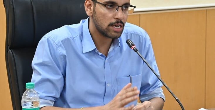 ब्रेकींग ! मतमोजणी केंद्रात फक्त यांनाच मोबाईल परवानगी ; जिल्हाधिकारी कुमार आशीर्वाद यांची माहिती