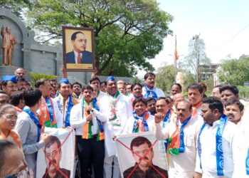 सोलापुरात जितेंद्र आव्हाडांच्या प्रतिमेला जोडे मारुन महायुतीने केला निषेध