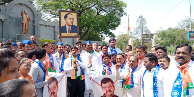 सोलापुरात जितेंद्र आव्हाडांच्या प्रतिमेला जोडे मारुन महायुतीने केला निषेध