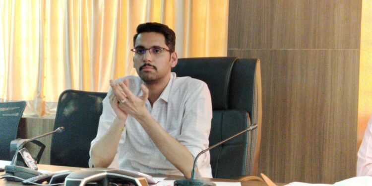 सोलापूरचे जिल्हाधिकारी कुमार आशीर्वाद यांचे तातडीचे आवाहन ; नागरिकांनों…….