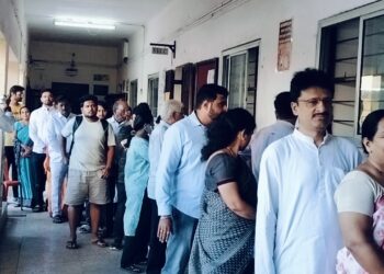 आमदार सुभाष देशमुख यांनी आपल्या कुटुंबासह येऊन केले मतदान ; म्हणाले तिसऱ्यांदा मोदी सरकारच येणार