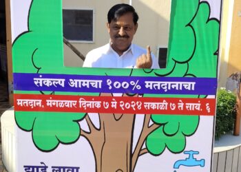 आमदार सुभाष देशमुख यांनी आपल्या कुटुंबासह येऊन केले मतदान ; म्हणाले तिसऱ्यांदा मोदी सरकारच येणार