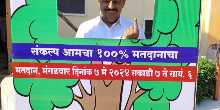 आमदार सुभाष देशमुख यांनी आपल्या कुटुंबासह येऊन केले मतदान ; म्हणाले तिसऱ्यांदा मोदी सरकारच येणार