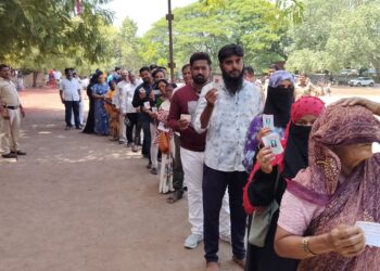 मयताची नावे मतदार यादीत ; आमची का नाहीत? सोलापुरात केतन वोरासह नागरिक भडकले !